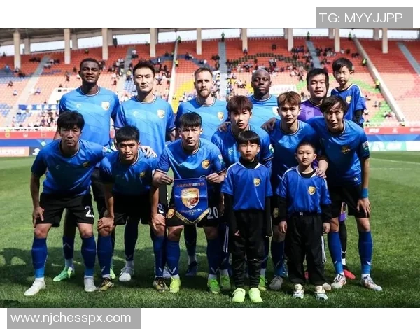 两位足球巨星同框合影展现球场之外的友谊与默契