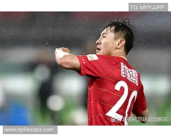 逆境中的荣耀：一位足球明星的奋斗与重生之路